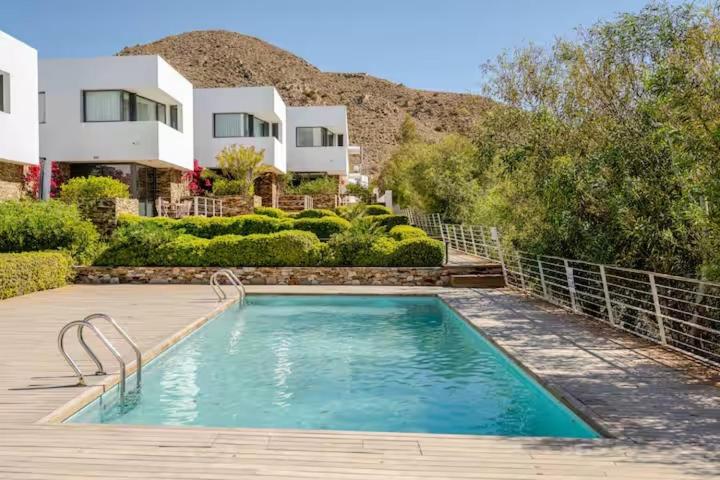 una piscina frente a una casa en Exclusiva casa con encanto en Agua Amarga, en Agua Amarga
