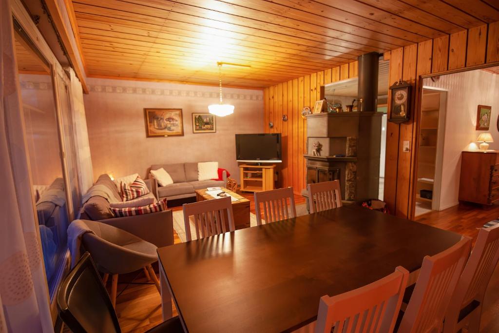 a living room with a table and a couch at Kent's Lodge in Herrefors