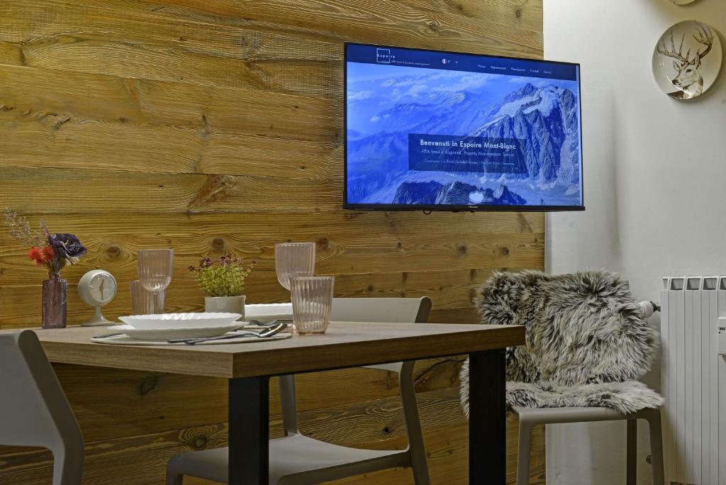 TV a/nebo společenská místnost v ubytování Petit Grandze, caldo rifugio