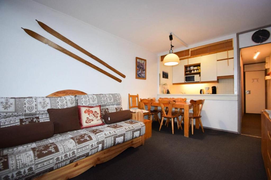 un salon avec un canapé et une table dans l'établissement Résidence Aime 2000 - 4 Pièces 7/8 pers - AIME 2000 - PLAGNE AIME 2000- WIFI MAE-1864, à La Plagne Tarentaise