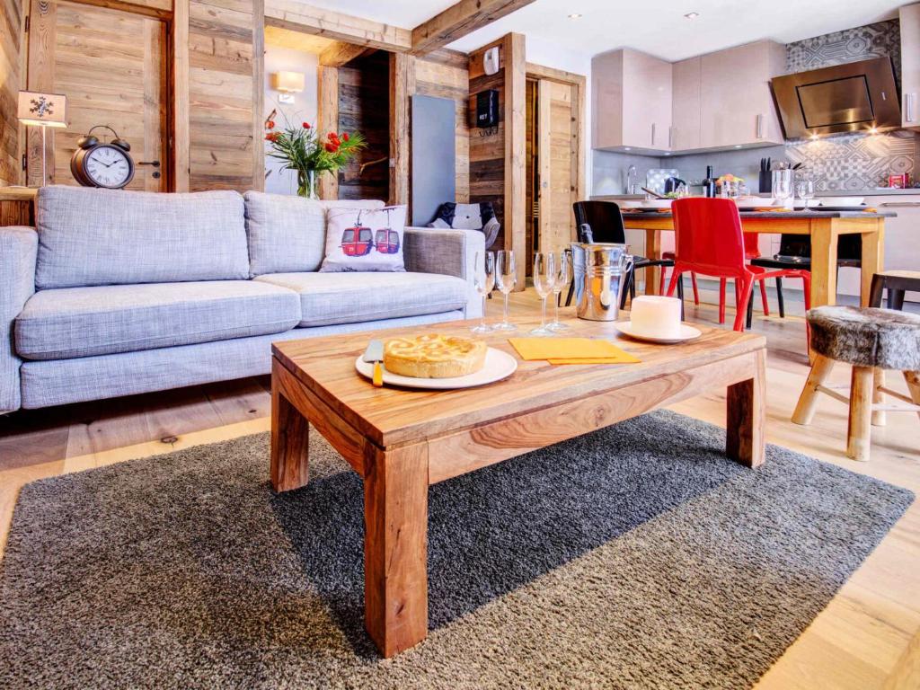 un salon avec un canapé et une table dans l'établissement Résidence Le Soleil Levant - Appartement Galta - 6 Personnes - Morzine centre MAE-4001, à Morzine