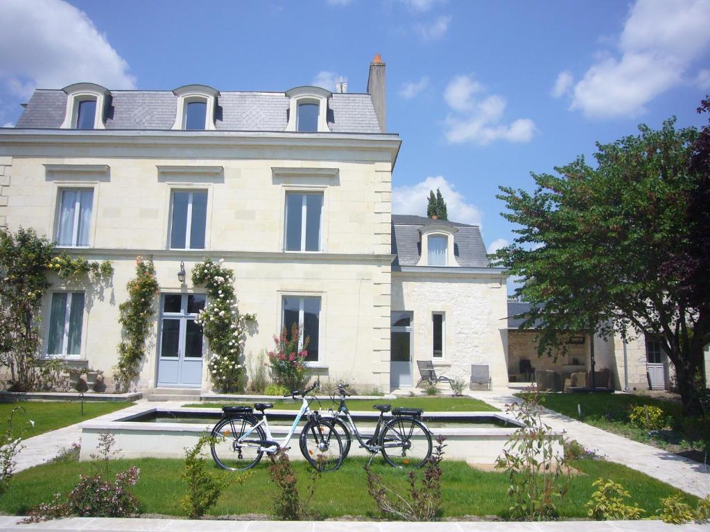 dwa rowery zaparkowane przed budynkiem w obiekcie La Dixmeresse w mieście Restigné
