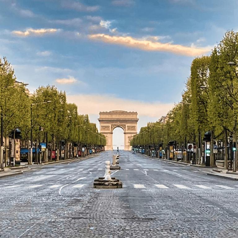 Une rue vide avec l'arche au loin dans l'établissement Studio de charme toits parisiens, à Paris
