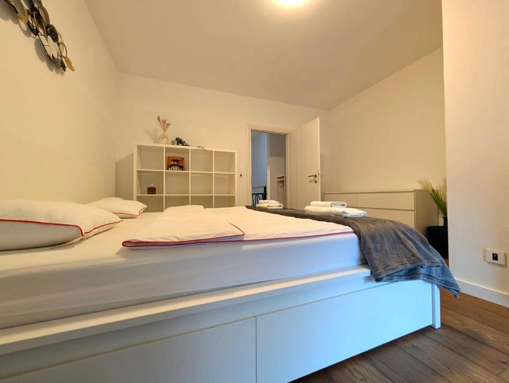 Postel nebo postele na pokoji v ubytování Quaint Zagreb Townhome w Forest View
