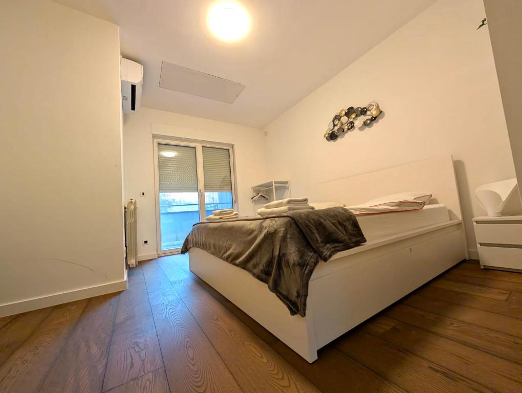 Postel nebo postele na pokoji v ubytování Quaint Zagreb Townhome w Forest View