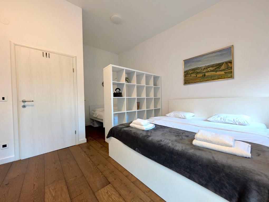 Postel nebo postele na pokoji v ubytování Quaint Zagreb Townhome w Forest View