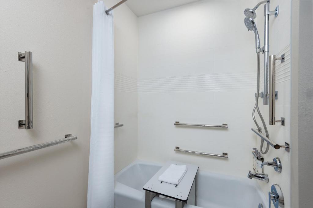 Candlewood Suites McPherson, an IHG Hotel - King Studio Suite Met Badkuip - Mobiliteitstoegang