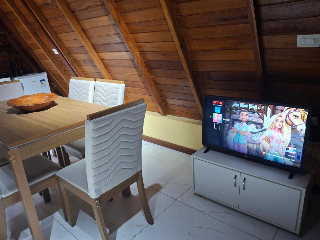 TV a/nebo společenská místnost v ubytování Chalé dos Campos