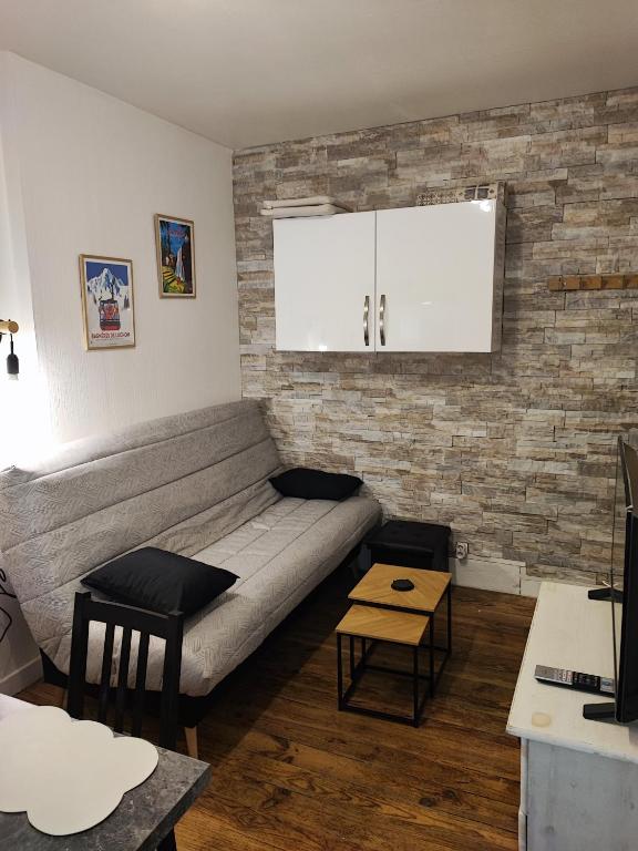 un salon avec un canapé et une table dans l'établissement Cocon paisible en centre ville, à Luchon