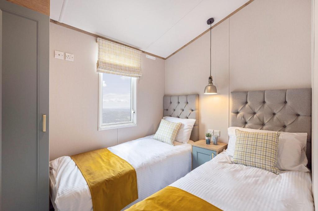 Кровать или кровати в номере Emma's Sea View 2-bedroom caravan at Durdle Door near Wareham Dorset