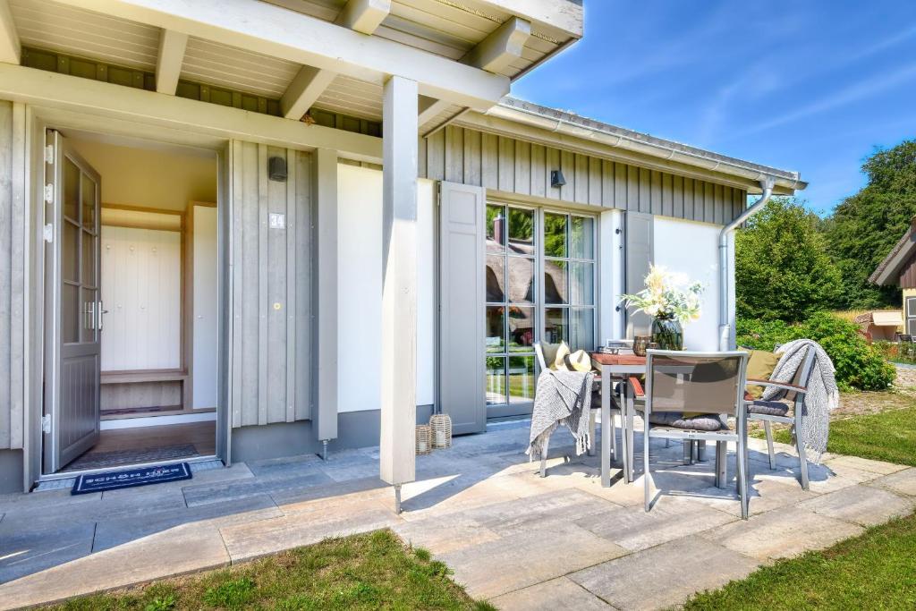 En have udenfor Ferienhaus Vilmblick 34 Feriendorf Klein Stresow Rügen by ruyastay