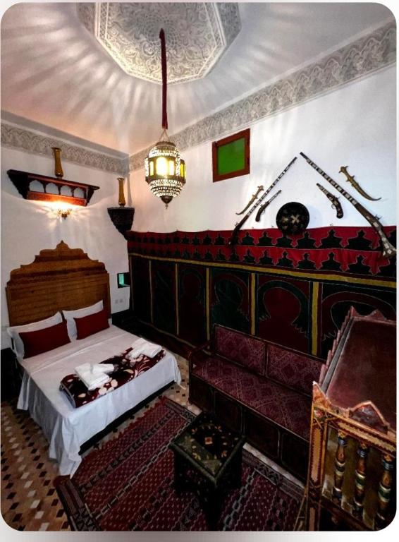 Ένα ή περισσότερα κρεβάτια σε δωμάτιο στο Riad dar Kirami