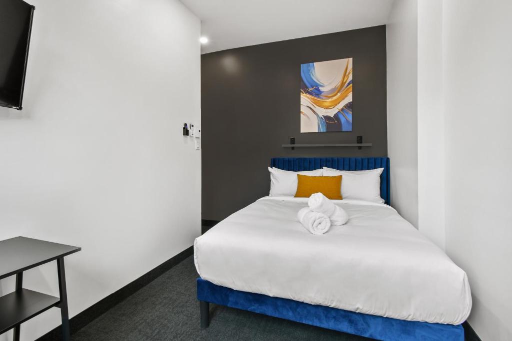 Postel nebo postele na pokoji v ubytování Lift Hotel