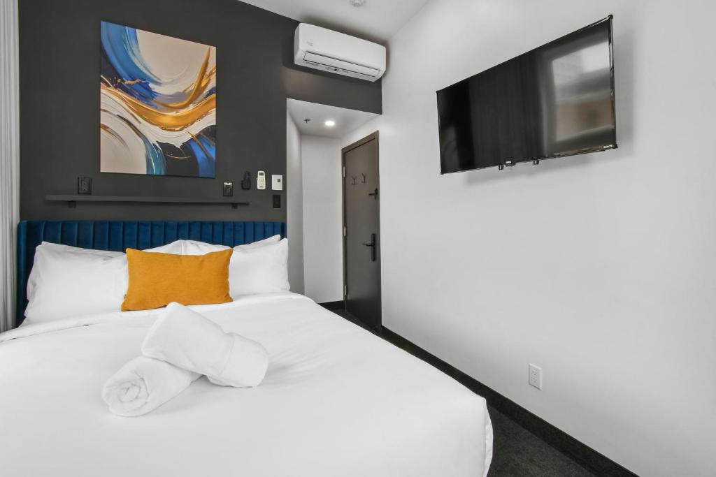 Postel nebo postele na pokoji v ubytování Lift Hotel