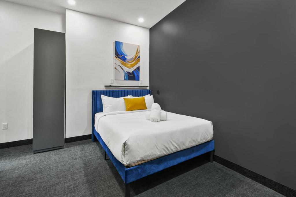 Postel nebo postele na pokoji v ubytování Lift Hotel