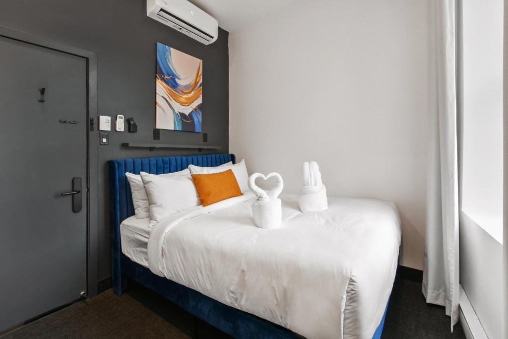 Postel nebo postele na pokoji v ubytování Lift Hotel
