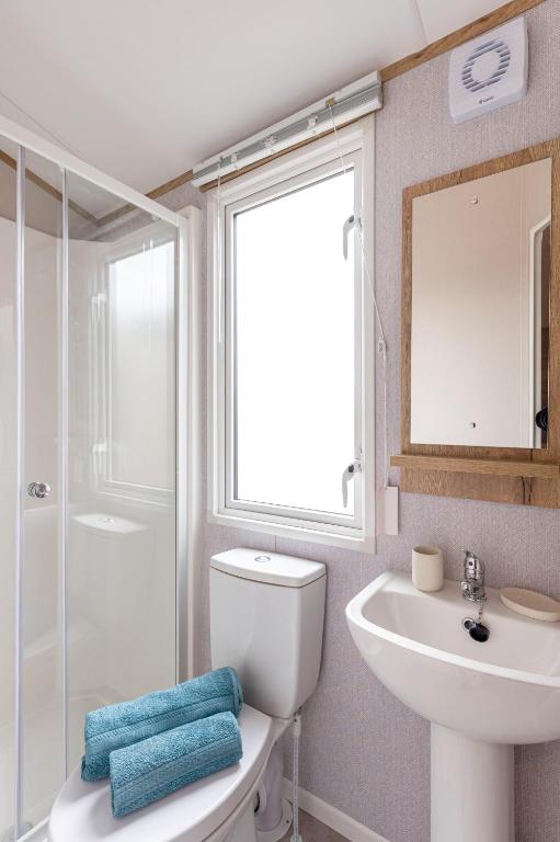 Ванная комната в Emma's Sea View 2-bedroom caravan at Durdle Door near Wareham Dorset
