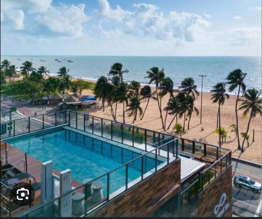 vistas a una piscina junto a la playa en Flat completo no Infinity at the sea, en João Pessoa