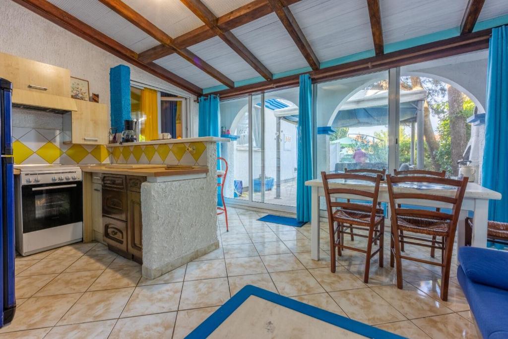 Kuchyň nebo kuchyňský kout v ubytování Apartments Mila