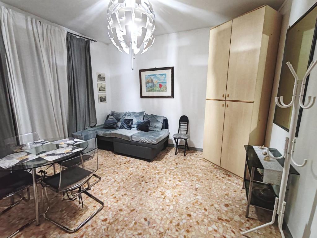 salon z kanapą i stołem w obiekcie In the Heart of Rome w Rzymie