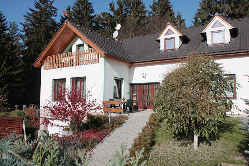 Casa blanca con porche y balcón en Apartment Na Rozcestí, en Lipno nad Vltavou