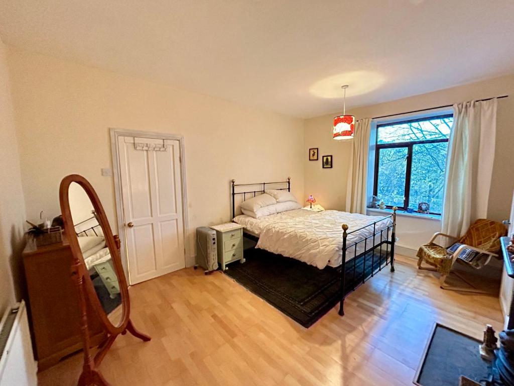 Ένα ή περισσότερα κρεβάτια σε δωμάτιο στο Cosy Cottage in Historic Halifax