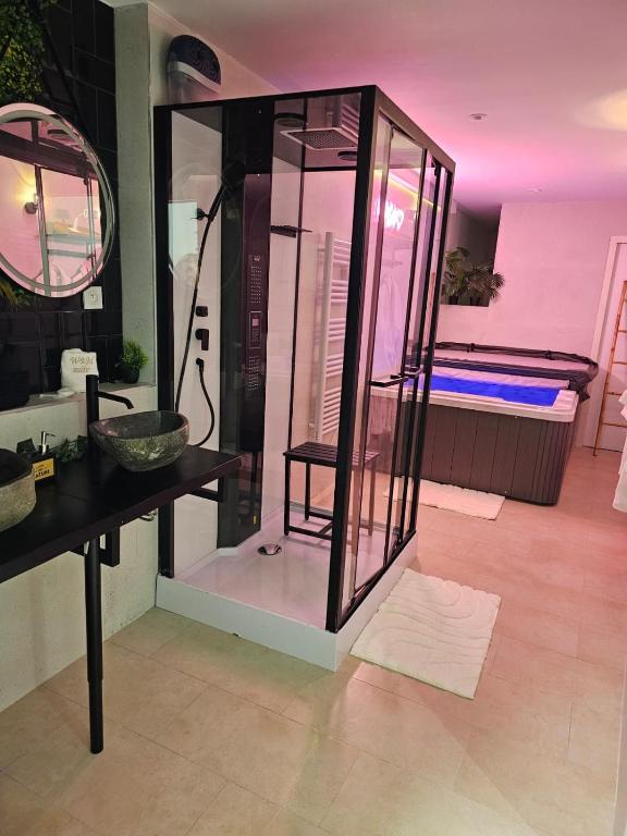 Fotografie z fotogalerie ubytování Appartement SPA - W&M Suite v destinaci Clermont-lʼHérault