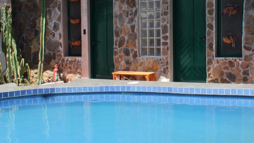 Bazén v ubytování Hostal Pimampiro nebo v jeho okolí
