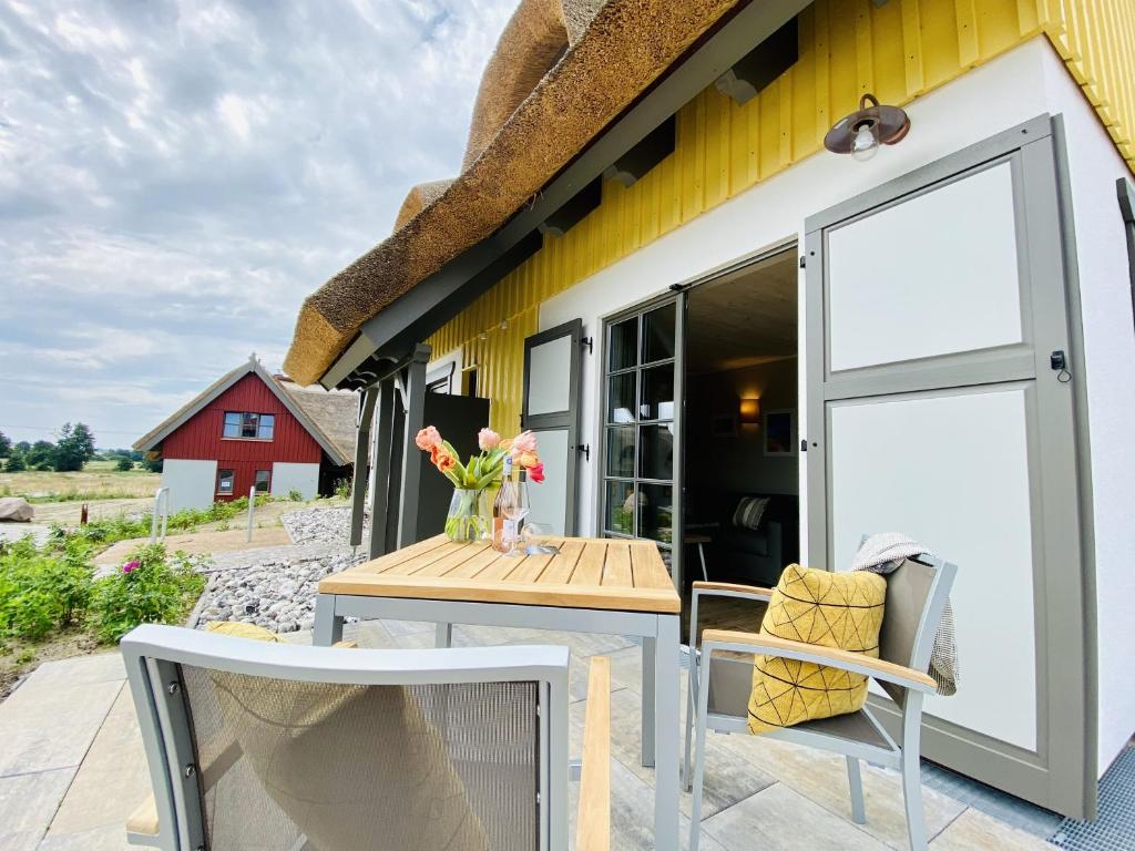 Balkón nebo terasa v ubytování Ferienhaus Boddenstern 22 Feriendorf Klein Stresow Rügen by ruyastay