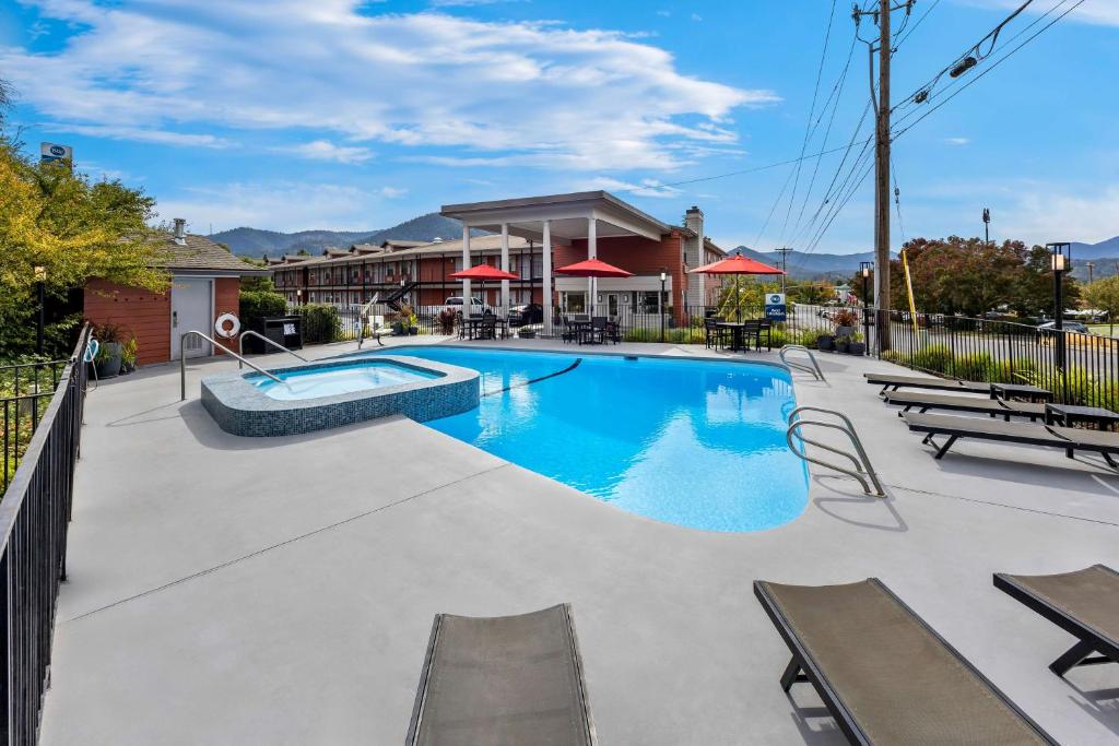 Bazén v ubytování Best Western Grants Pass Inn nebo v jeho okolí