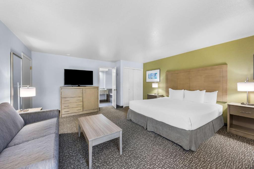 Postel nebo postele na pokoji v ubytování Best Western Grants Pass Inn