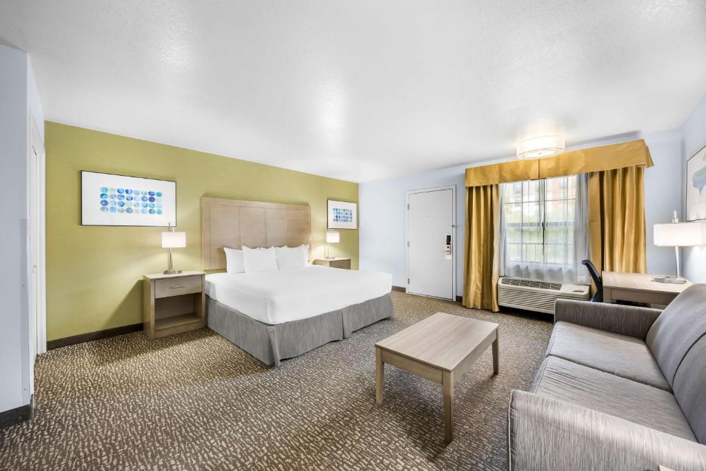 Postel nebo postele na pokoji v ubytování Best Western Grants Pass Inn