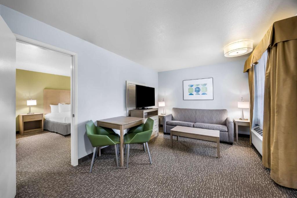 Postel nebo postele na pokoji v ubytování Best Western Grants Pass Inn