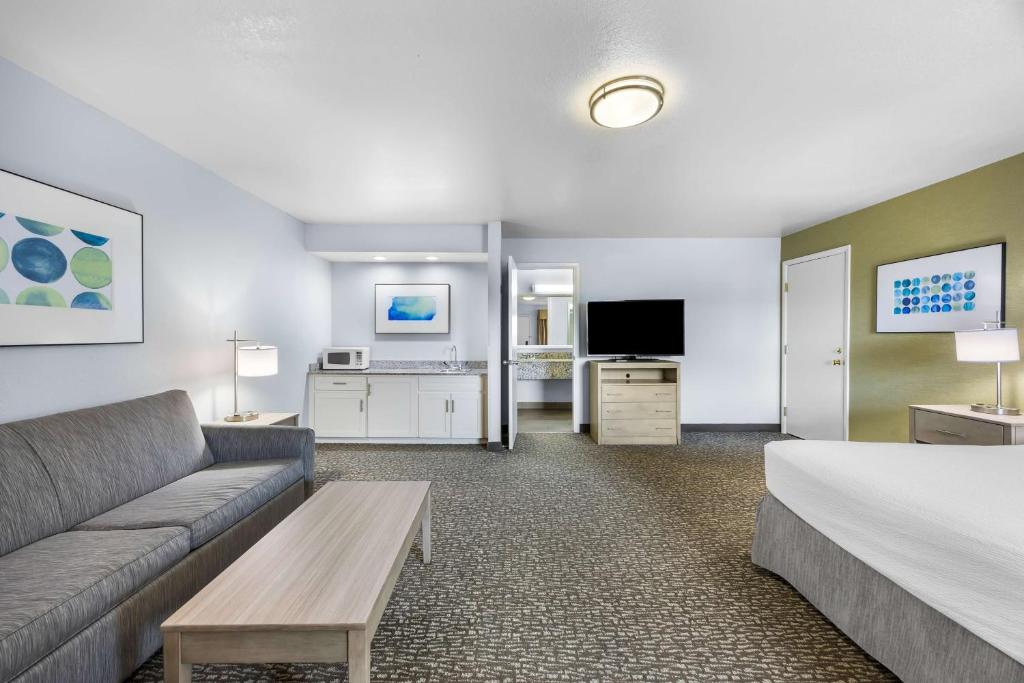TV a/nebo společenská místnost v ubytování Best Western Grants Pass Inn