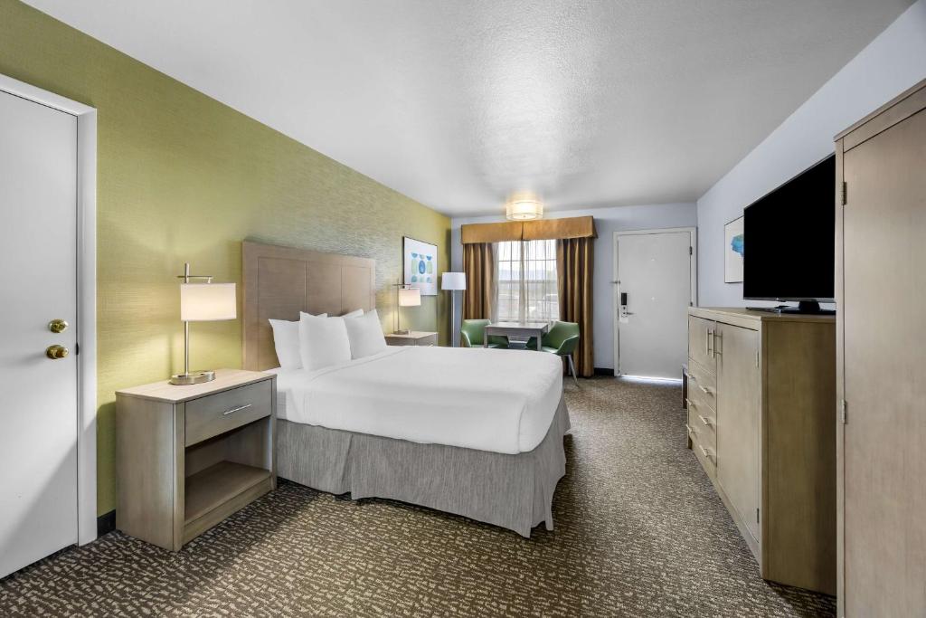 Postel nebo postele na pokoji v ubytování Best Western Grants Pass Inn