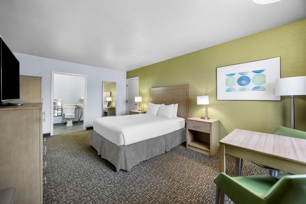 Postel nebo postele na pokoji v ubytování Best Western Grants Pass Inn