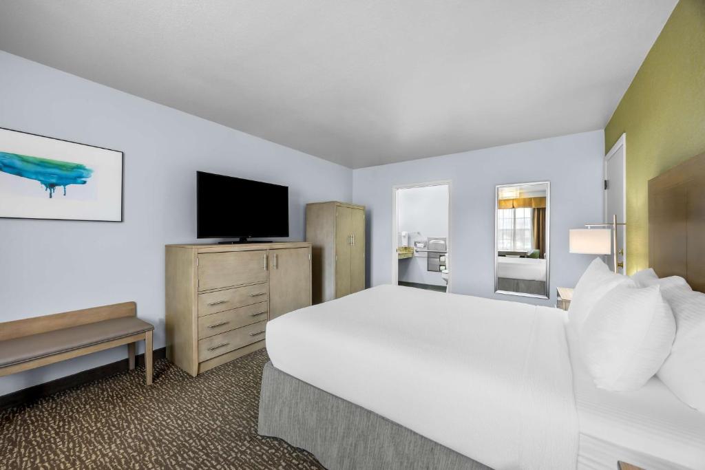Postel nebo postele na pokoji v ubytování Best Western Grants Pass Inn
