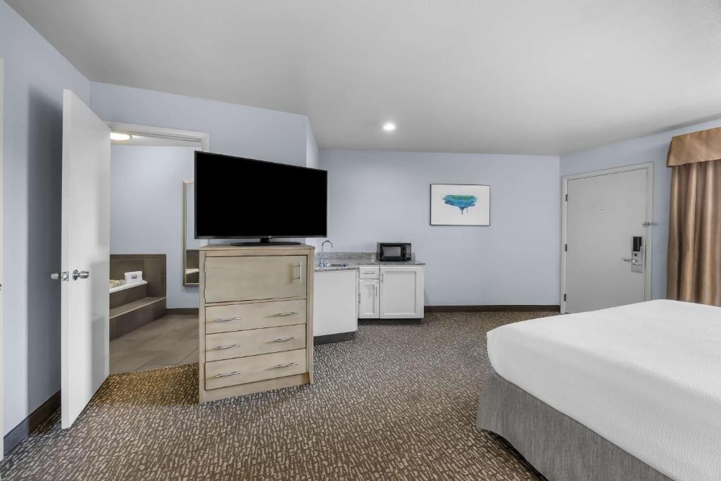 TV a/nebo společenská místnost v ubytování Best Western Grants Pass Inn