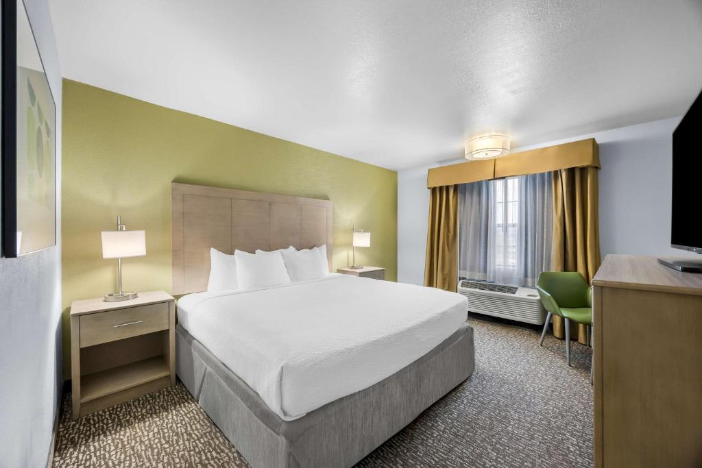 Postel nebo postele na pokoji v ubytování Best Western Grants Pass Inn