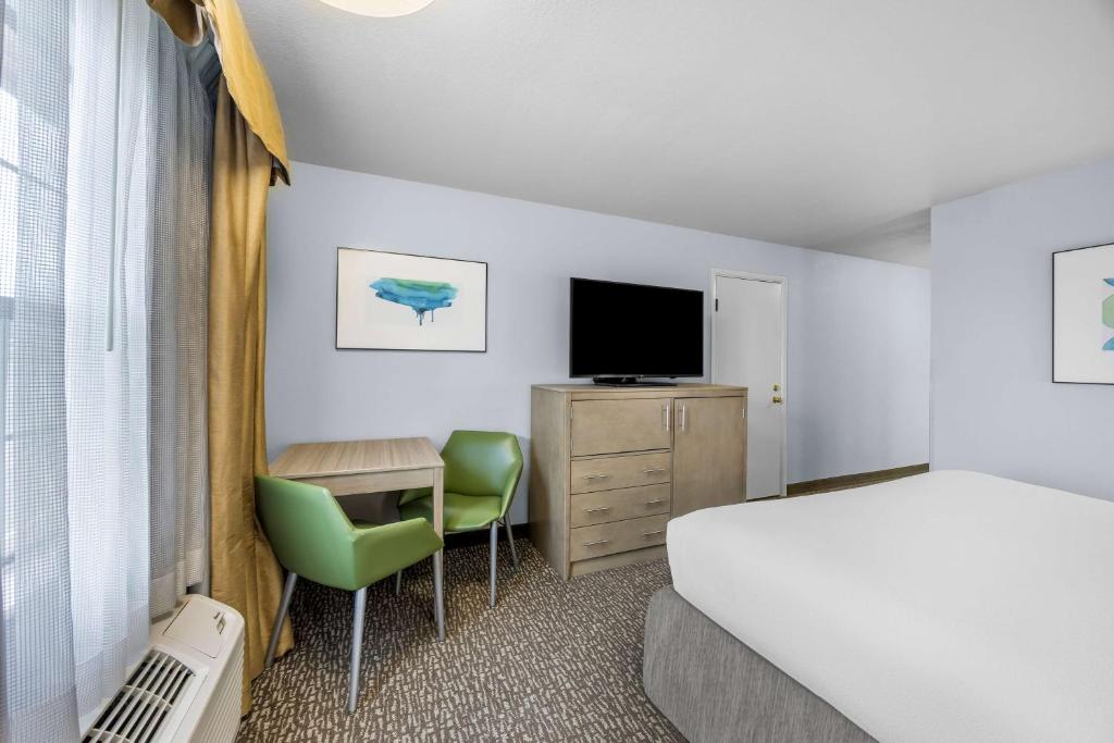 TV a/nebo společenská místnost v ubytování Best Western Grants Pass Inn
