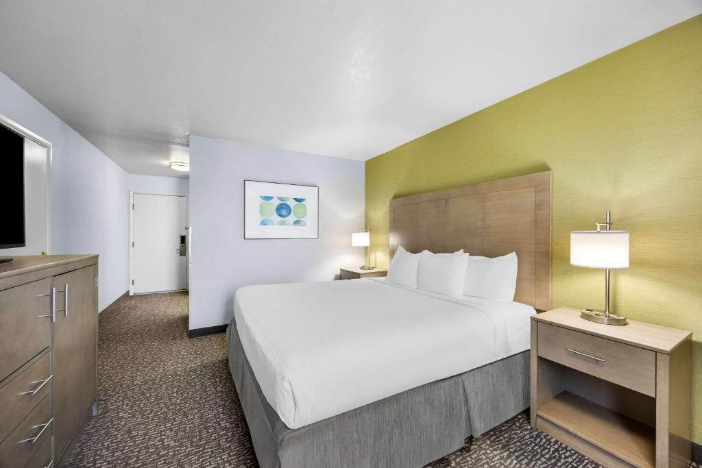 Postel nebo postele na pokoji v ubytování Best Western Grants Pass Inn