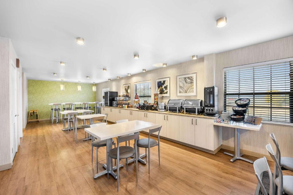 Kuchyň nebo kuchyňský kout v ubytování Best Western Grants Pass Inn