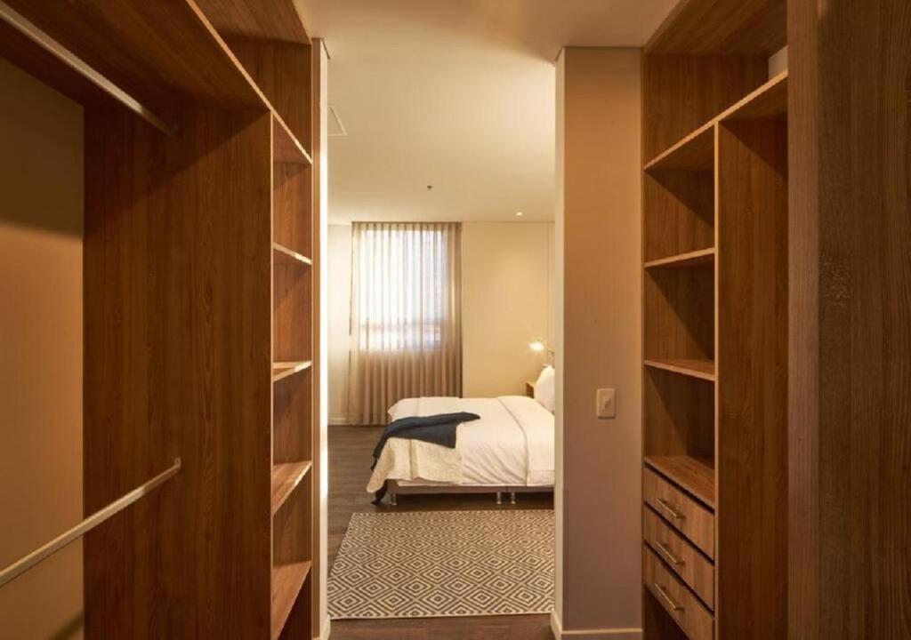 Postel nebo postele na pokoji v ubytování Caluce Apt 4A by Letoh