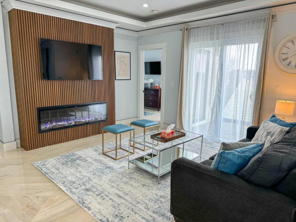 Una sala de estar con un sofá y una chimenea. en 3br Gem Skyline Views, Laundry & Central Air, en Boston