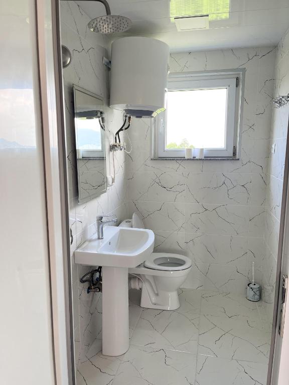 Koupelna v ubytování Guest House Bagrationi