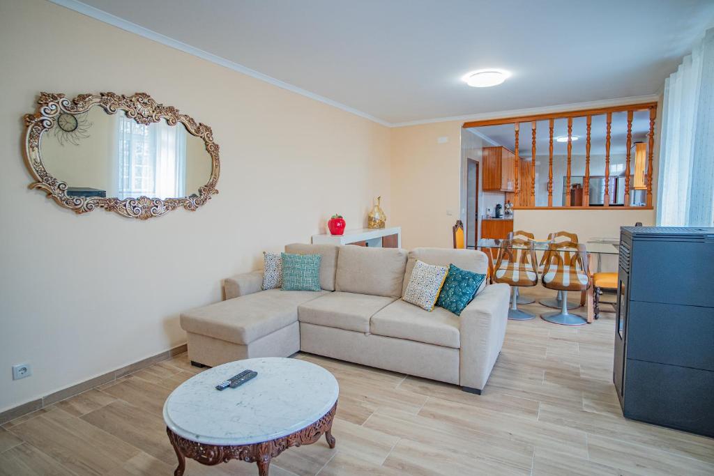 ein Wohnzimmer mit Sofa und Tisch in der Unterkunft Vivenda Graciosa in Boa Hora