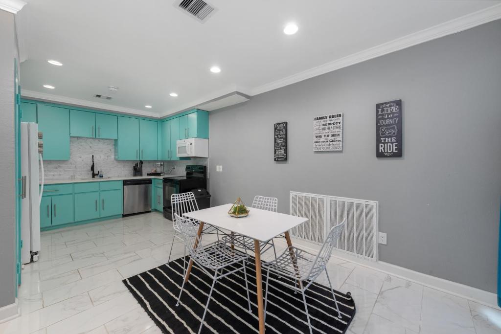 Η κουζίνα ή μικρή κουζίνα στο Spacious 2BR Apt with King Beds & Fully Equipped Kitchen