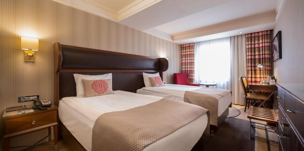 Postel nebo postele na pokoji v ubytování Titanic Comfort Sisli