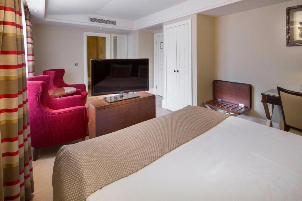 TV a/nebo společenská místnost v ubytování Titanic Comfort Sisli
