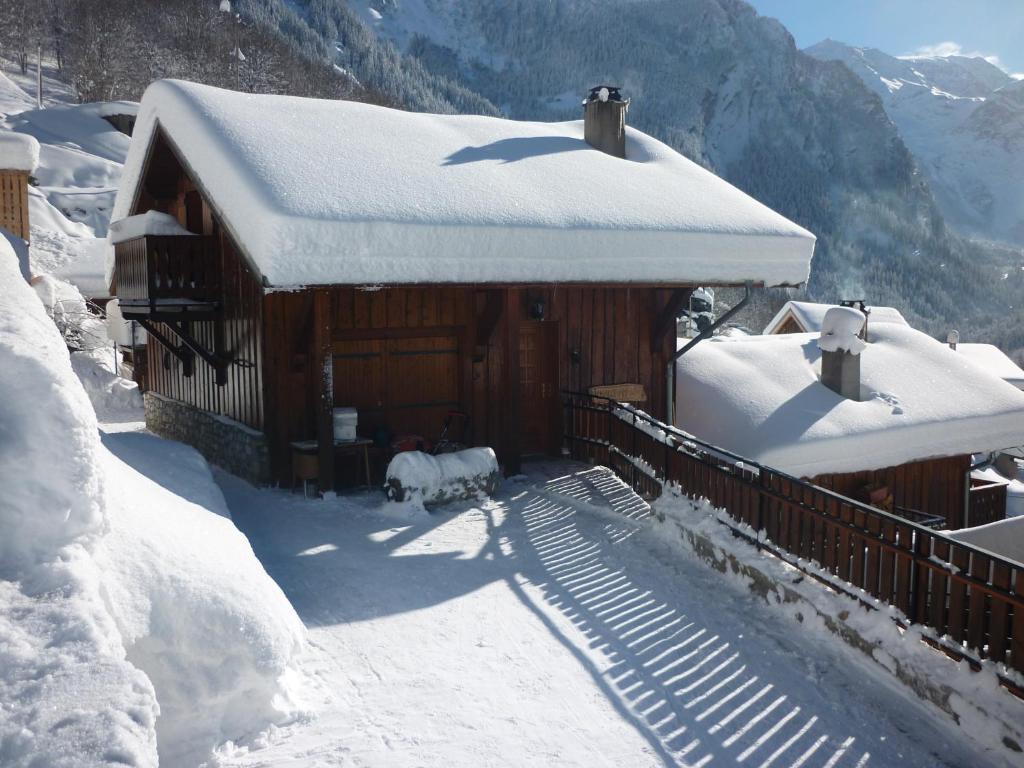 a snow covered cabin with a snow covered roof at Chalet Analma in Planay